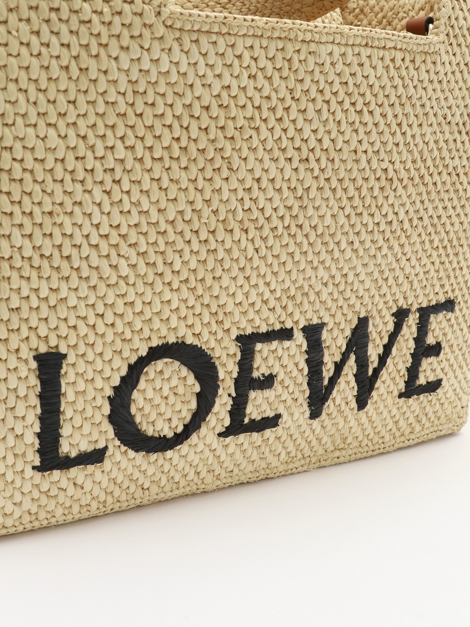Loewe Font 6
