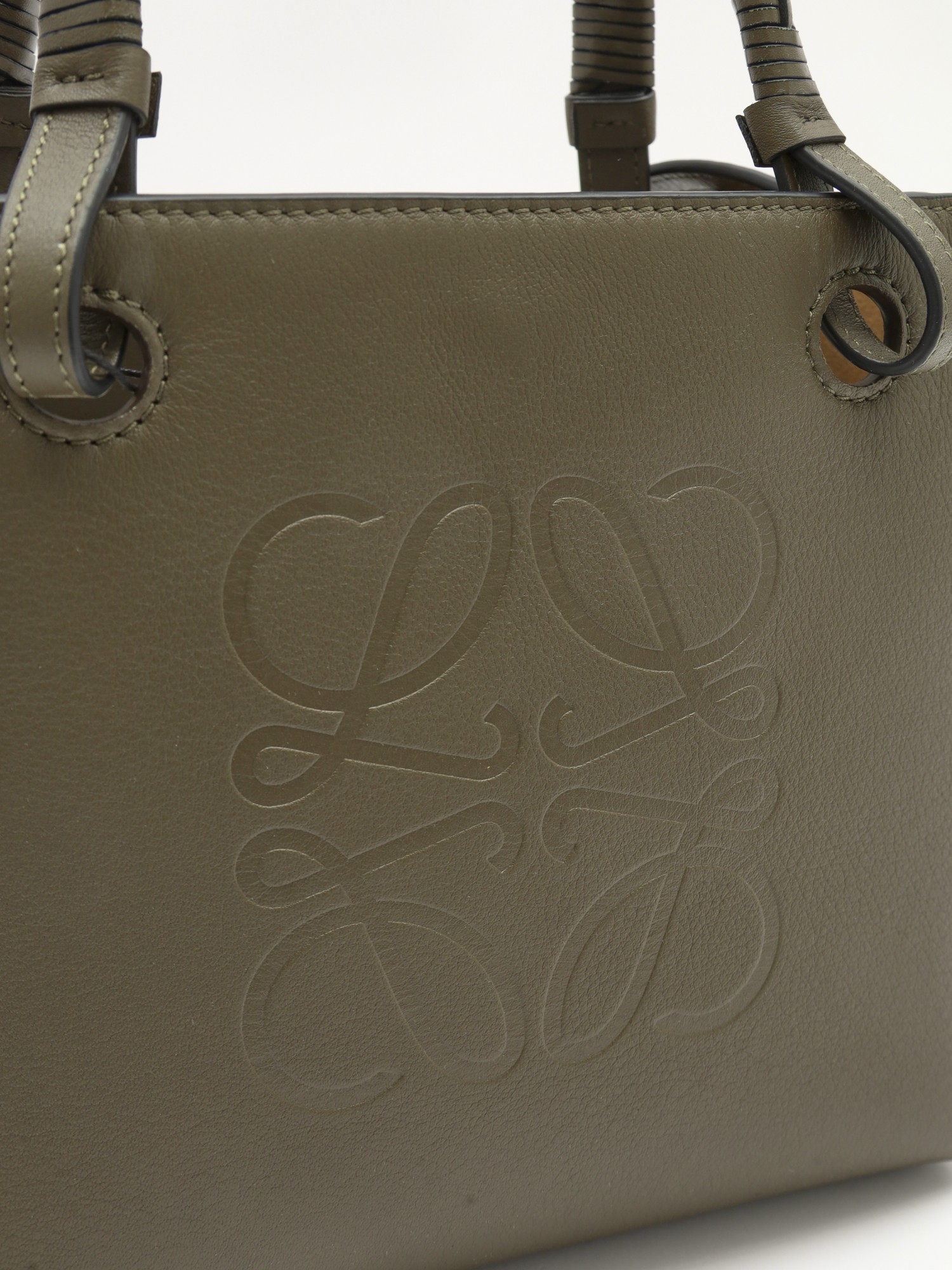 Loewe Anagram 8