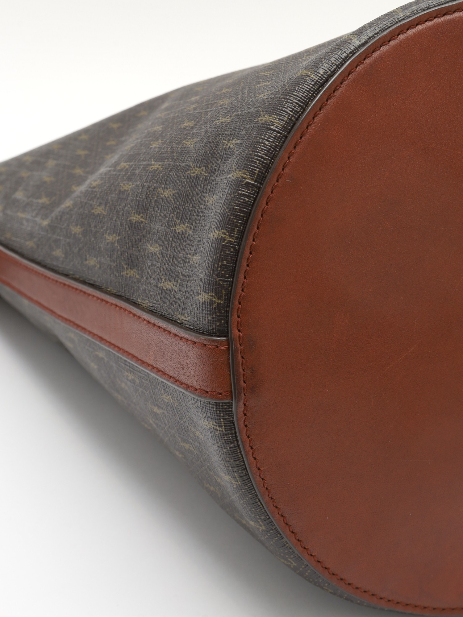 Saint Laurent Leather Bag 9
