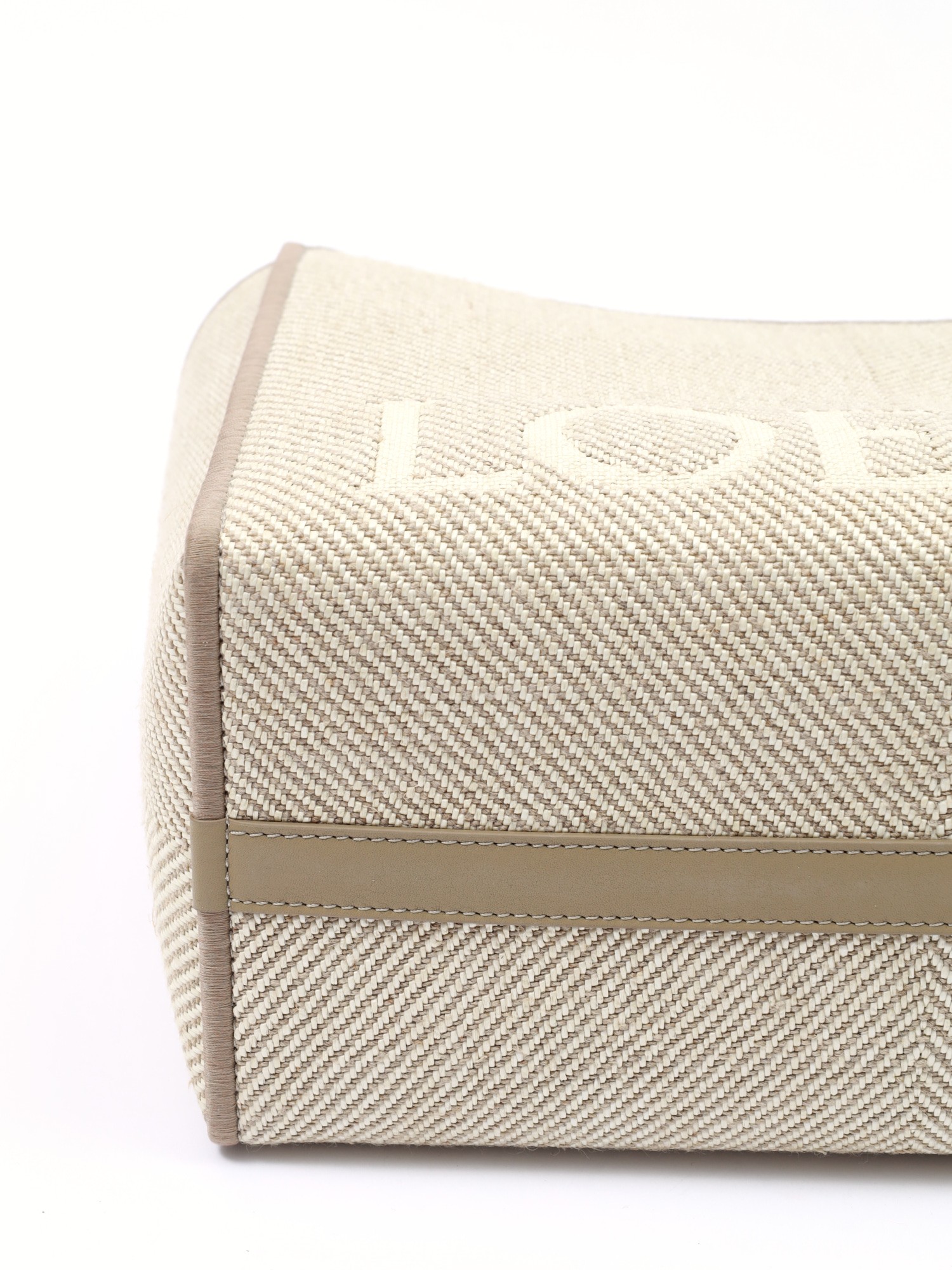 Loewe Font 6