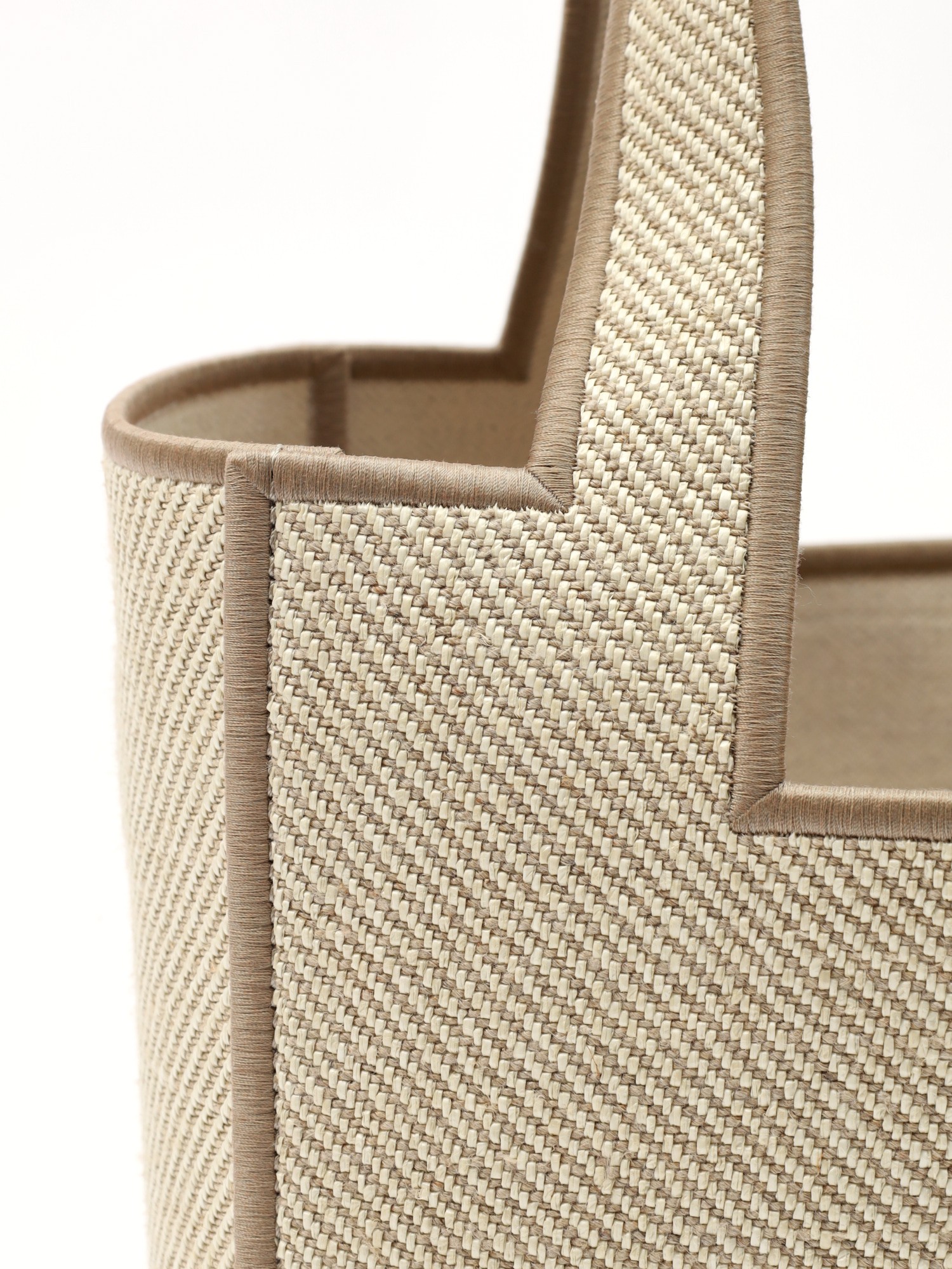 Loewe Font 4