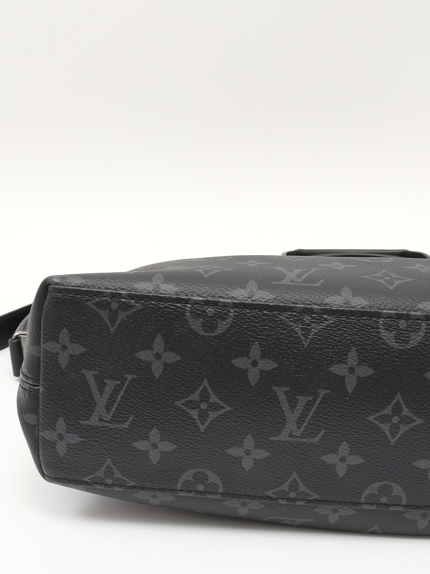 Louis Vuitton Explorer  8
