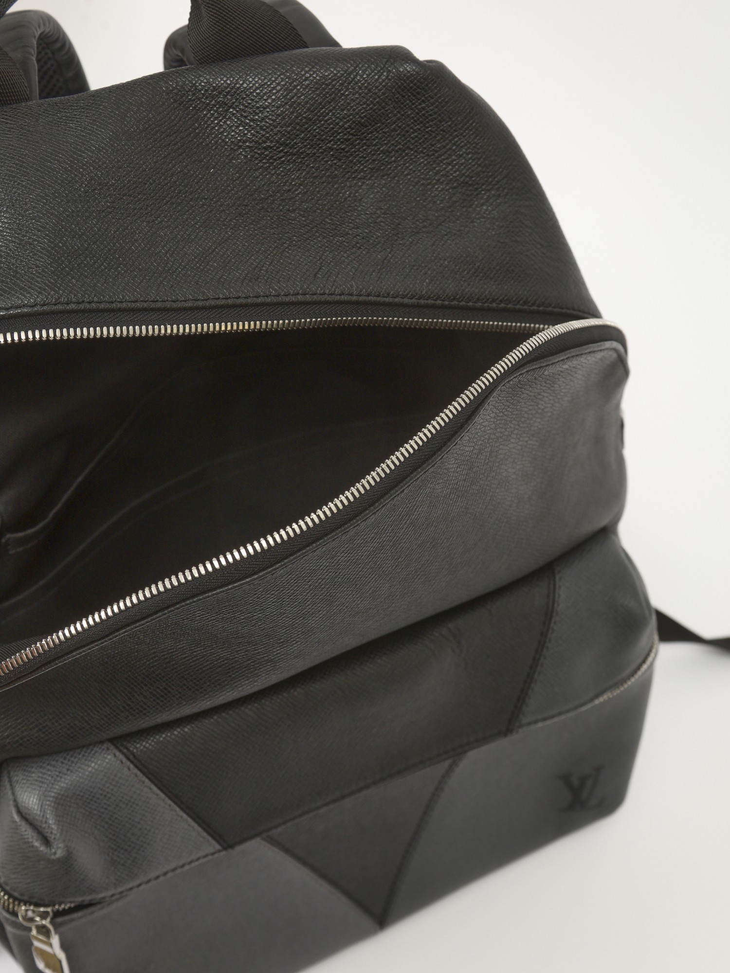 Louis Vuitton Discovery 15