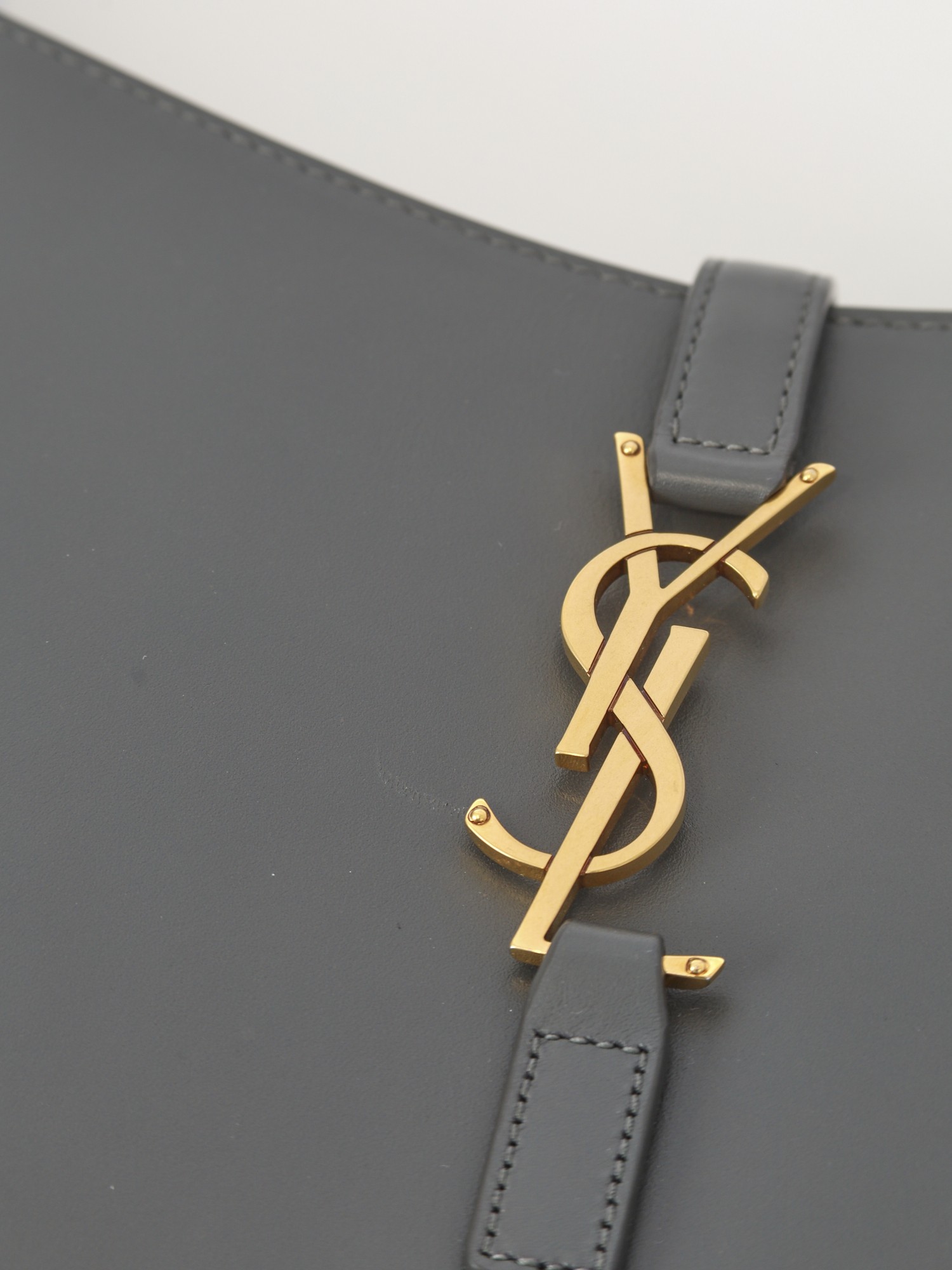Saint Laurent Le 5 A 7 7