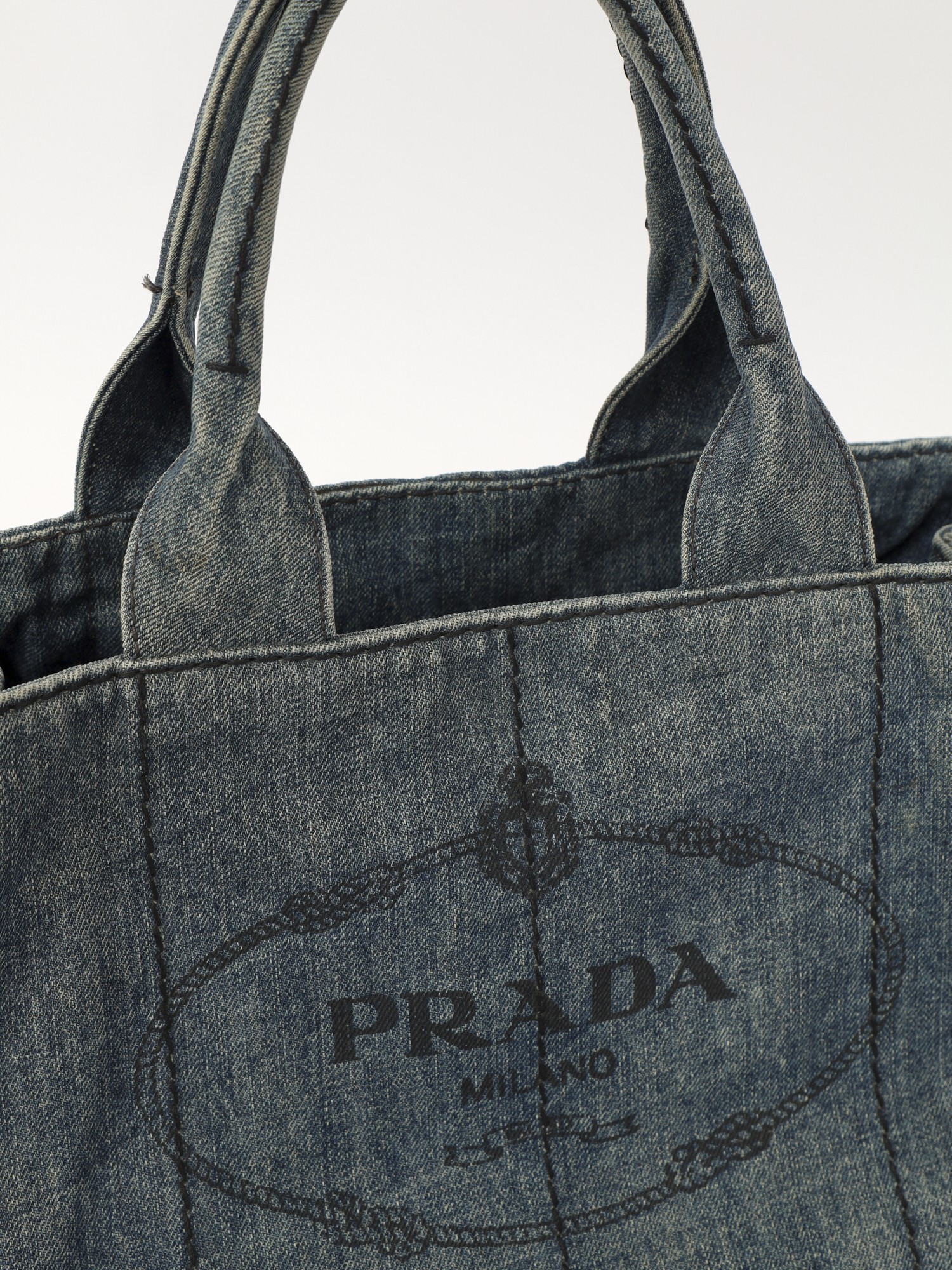 Prada Canapa 4