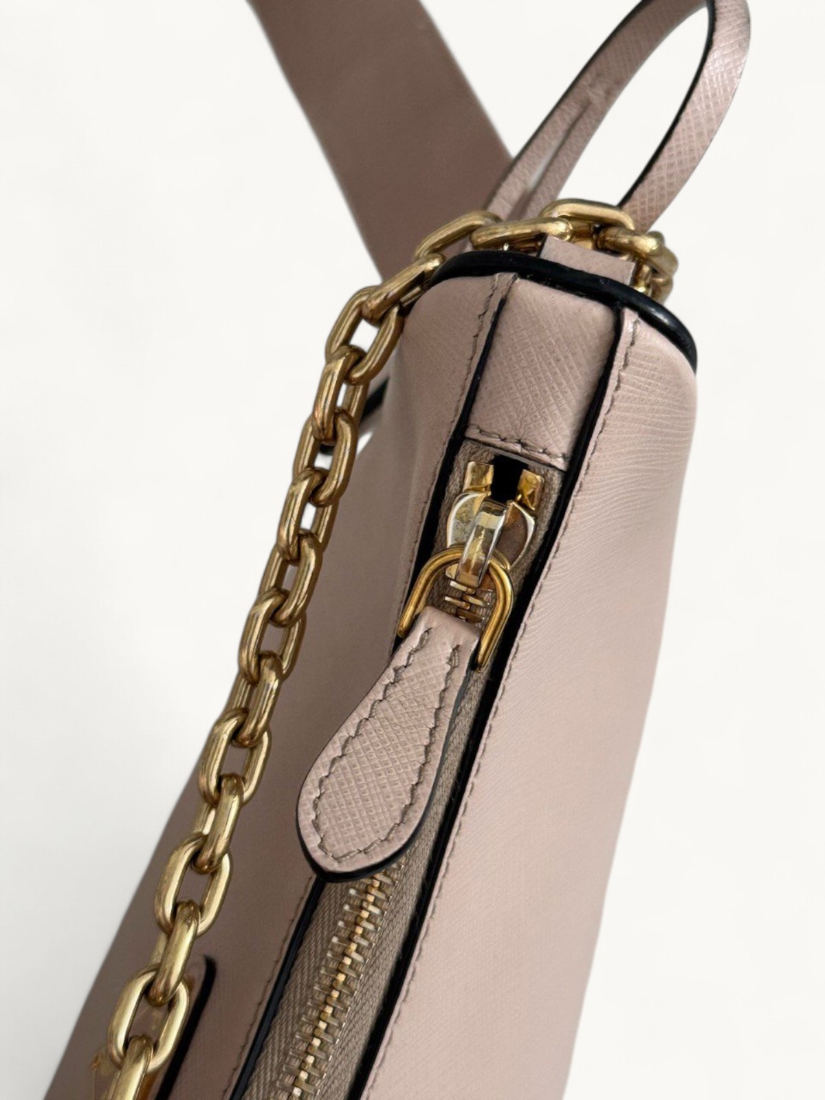 Prada Re-Edition 2005 6