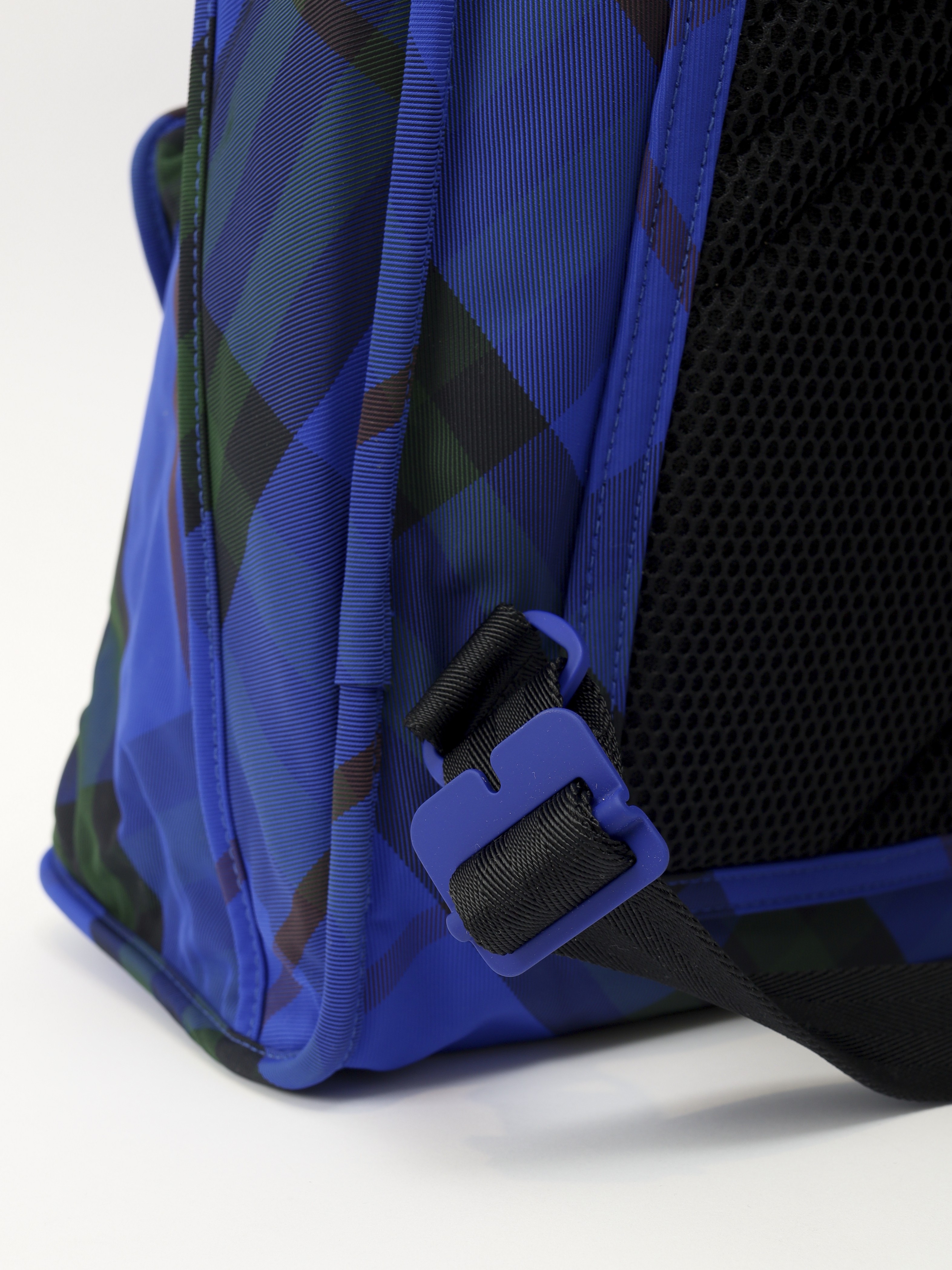 Burberry Shield 8