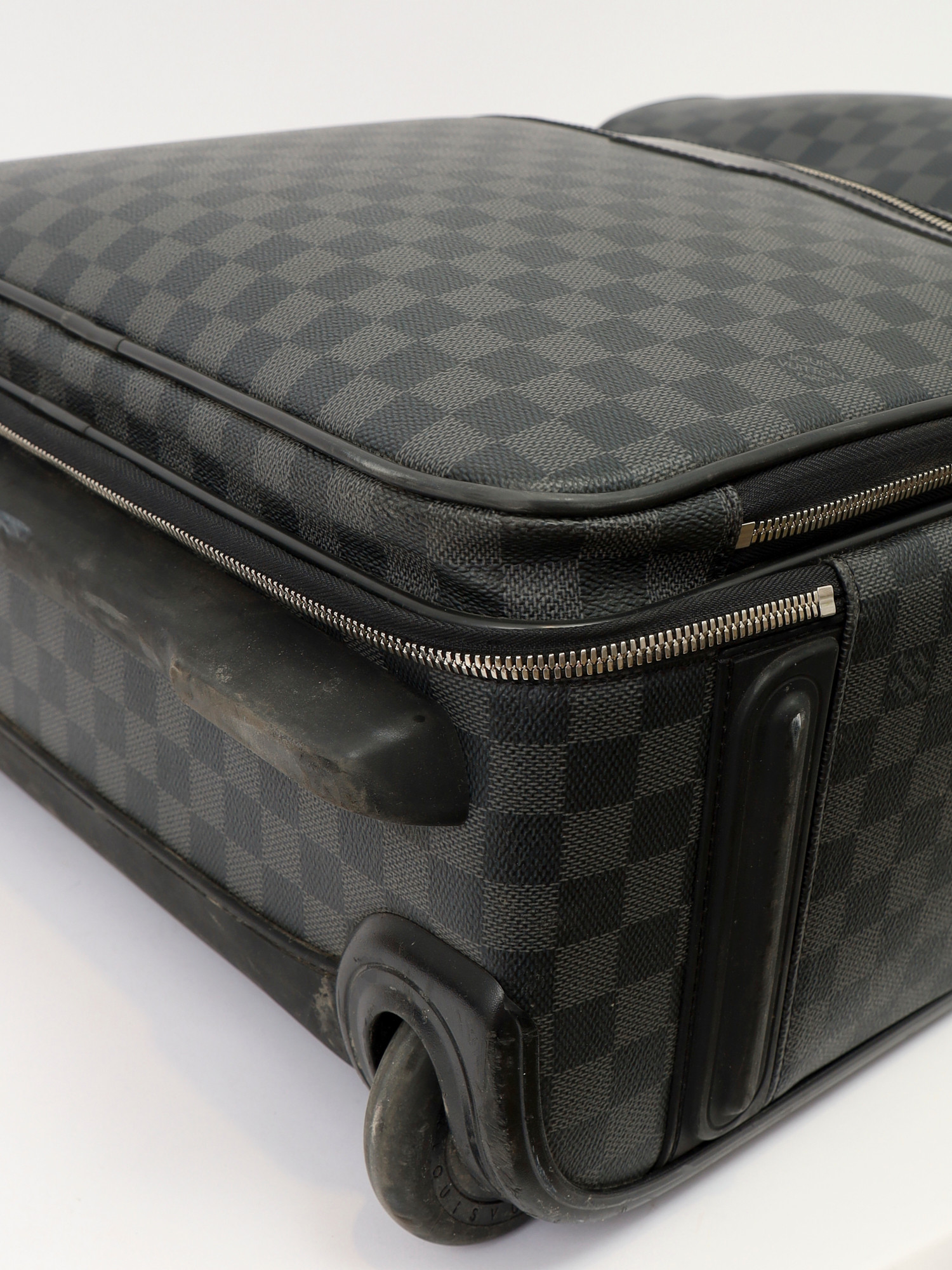 Louis Vuitton Pegase 9