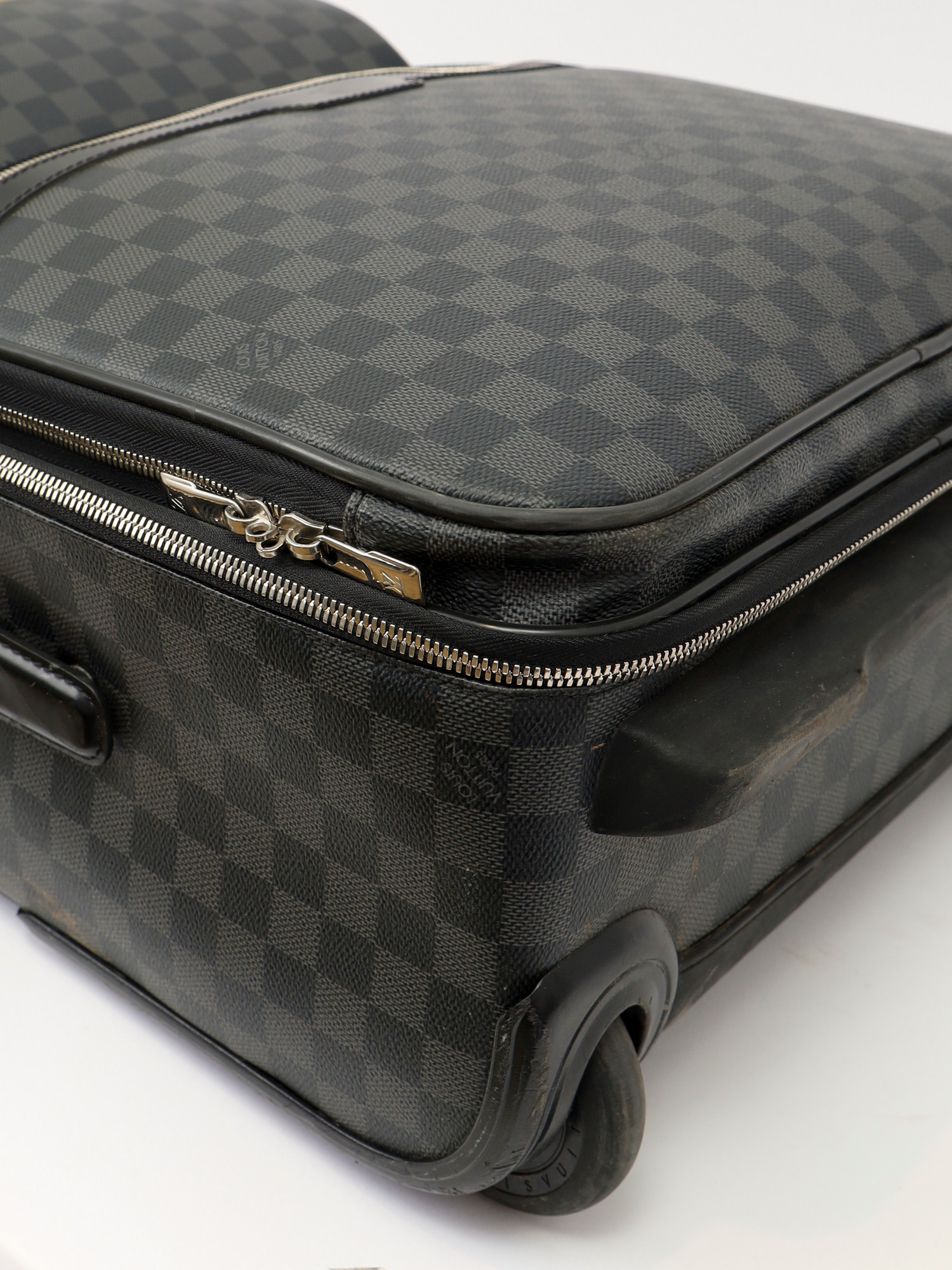 Louis Vuitton Pegase 8