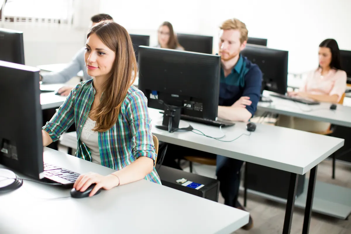 Школьники за занятиями в классе