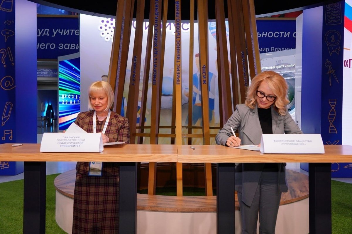 Светлана Минюрова (слева) и Наталья третьяк (справа) подписывают соглашение о сотрудничестве
