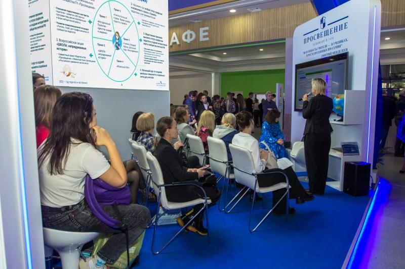 Галина Крюкова (слева) презентует гостье пособие «Основы педагогики и психологии»