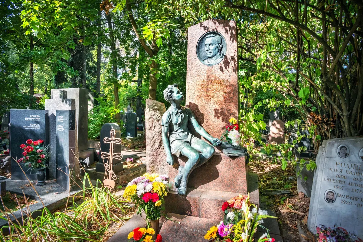 Памятник на могиле А. С. Макаренко