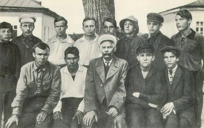 А. М. Горький и А. С. Макаренко с группой воспитанников колонии (Куряж, 1928)