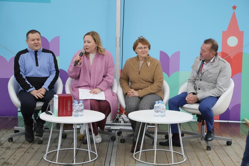 Участники круглого стола, с микрофоном — замминистра просвещения РФ Татьяна Васильева