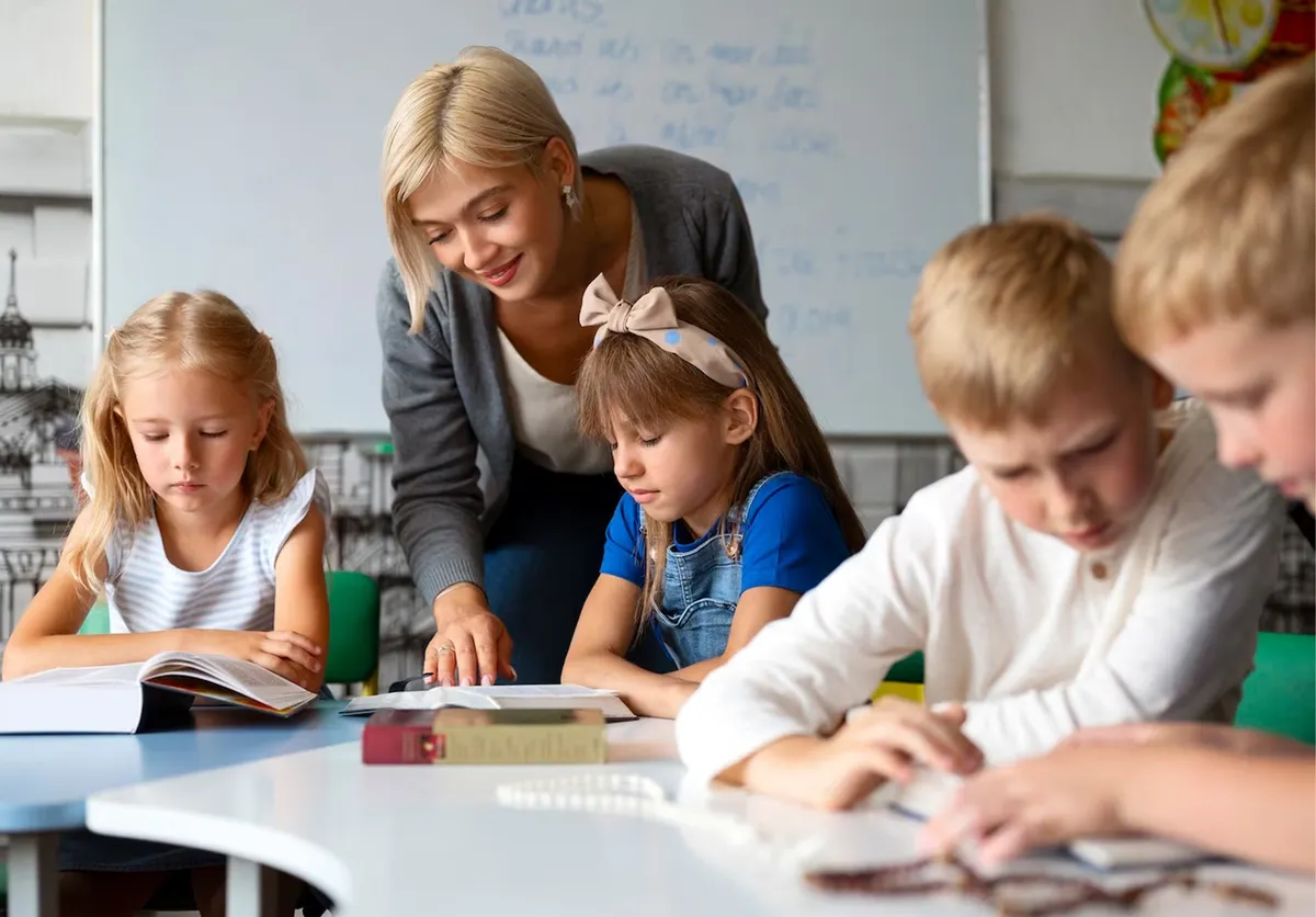 Школьники на школьных занятиях