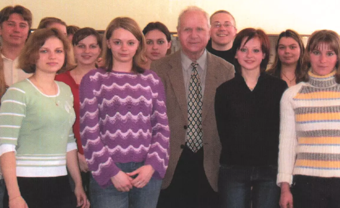 В. Г. Горецкий со студентами Ярославского государственного педагогического университета (ЯГПУ)