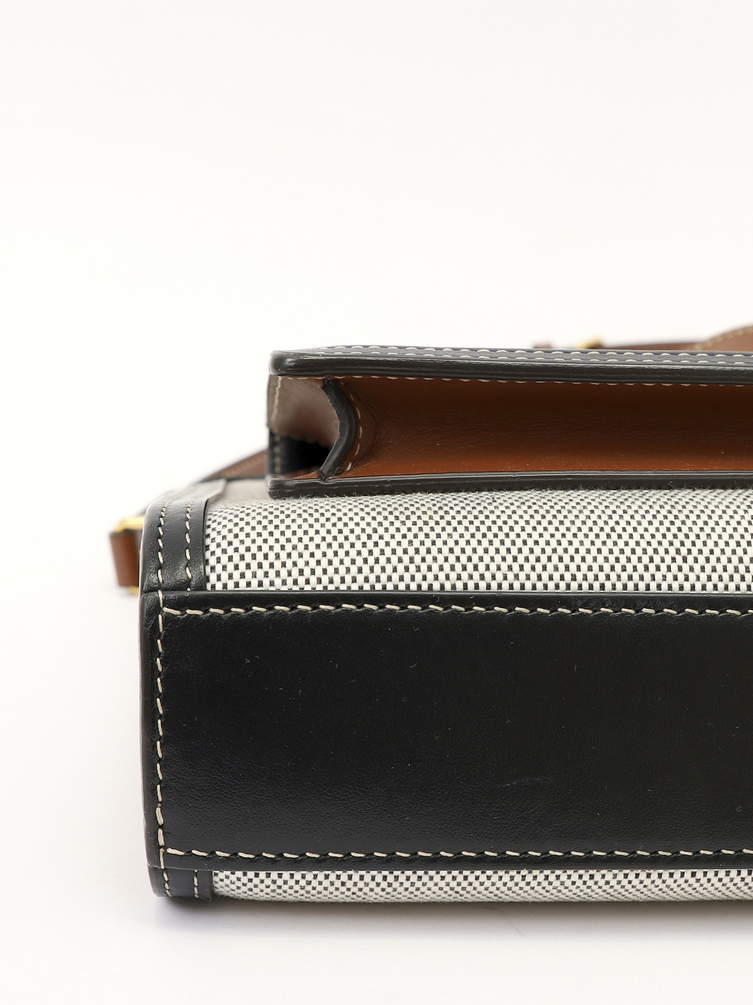 Burberry Pocket  8