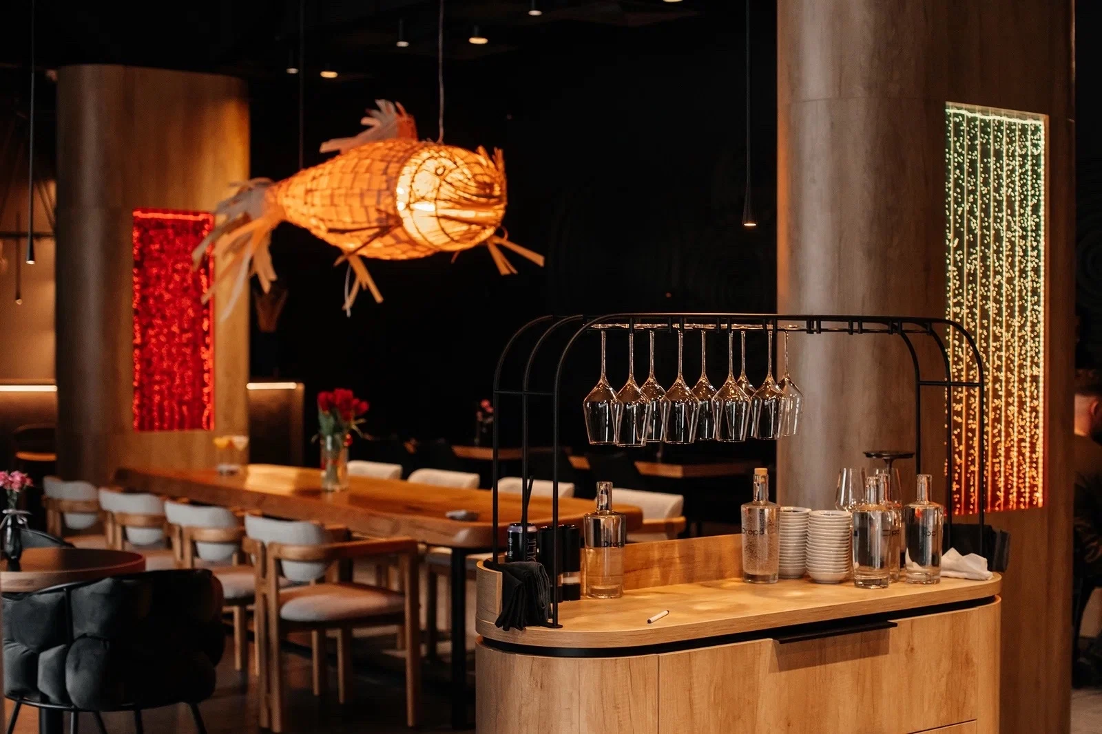 Drops Izakaya & Wine Bar — Камерная посадочная зона с локальным светом над столами и барной линией.