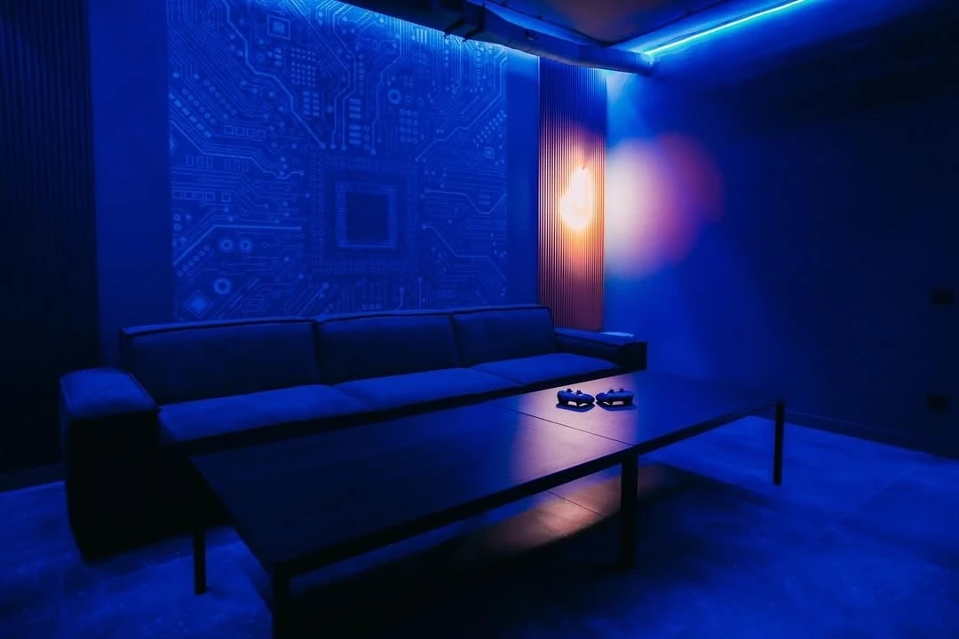 QWERTY Game Zone — Лаунж-зона с синим RGB-сценарием и мягким локальным светом.