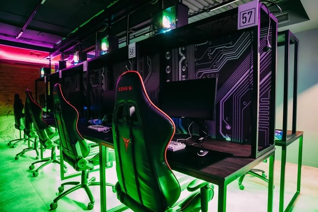 QWERTY Game Zone — Тёмный проход с тёплой линейной подсветкой, ведущей к игровым зонам.