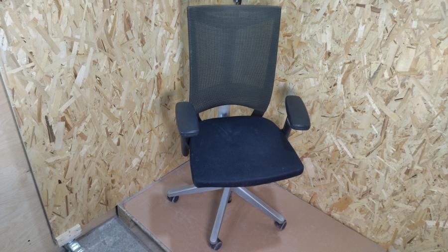 204-020-001 Кресло Haworth Comforto 8863 #1