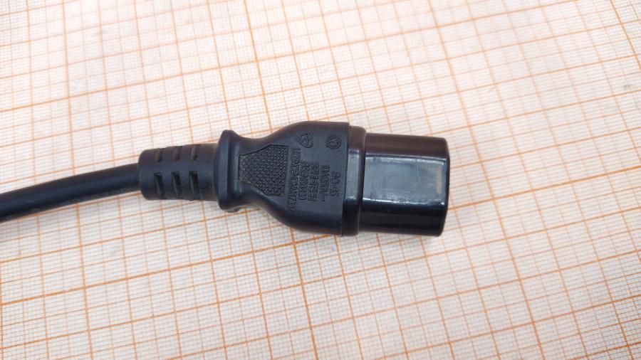 217-237-001 Кабель питания CEE7/7  CEE7/7 Угловой - IEC-C13 3G×0.75мм² 1.8M #4