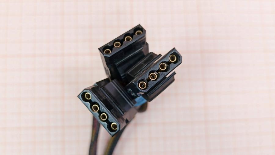 226-237-001 Переходник питания CHIEFTEC  PCI-E 6 Pin (M) - 3x Molex 4Pin (M) + FDD 4Pin (M) 0.9M #3