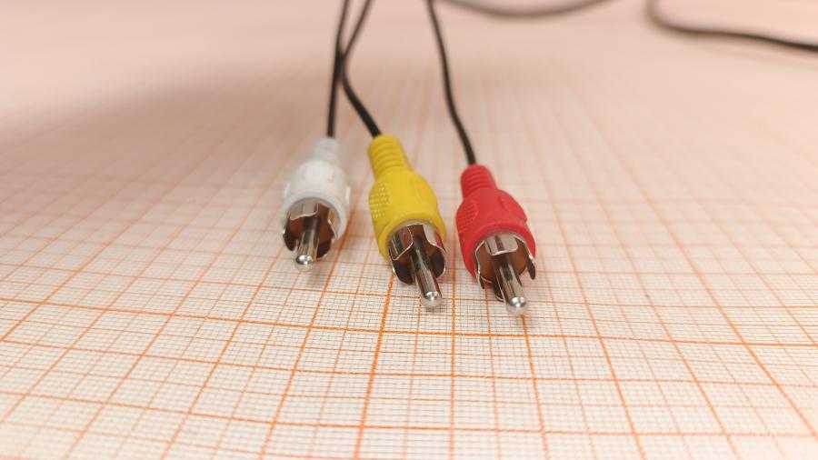 001-329-001 RCA video cable  S-VIDEO 10Pin (M) - 3x RCA (M) 2m #5