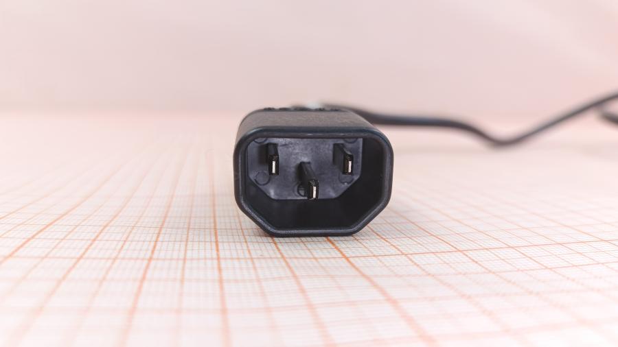 001-599-001 Удлинитель питания IEC-C14  IEC C13 Угловой - IEC C14 3G×1.0мм² 1.4m #3