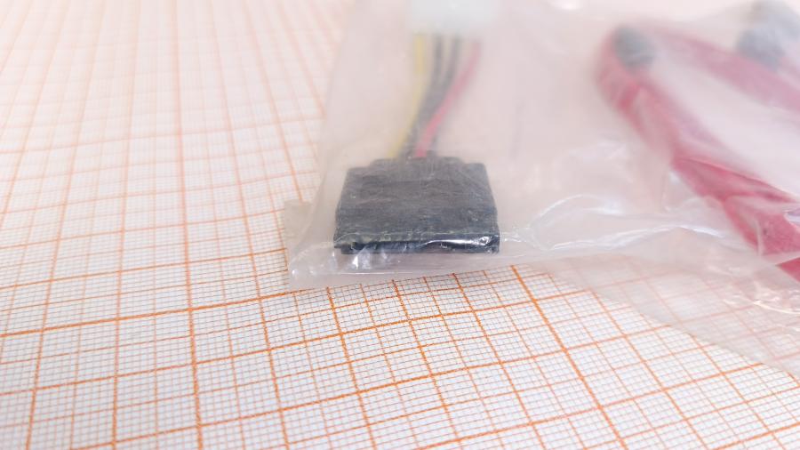 001-869-001 Кабель SATA  0.4m SATA 7pin - SATA 7pin красный / 0.1m Molex 4Pin (M) - SATA 15Pin (F) #4