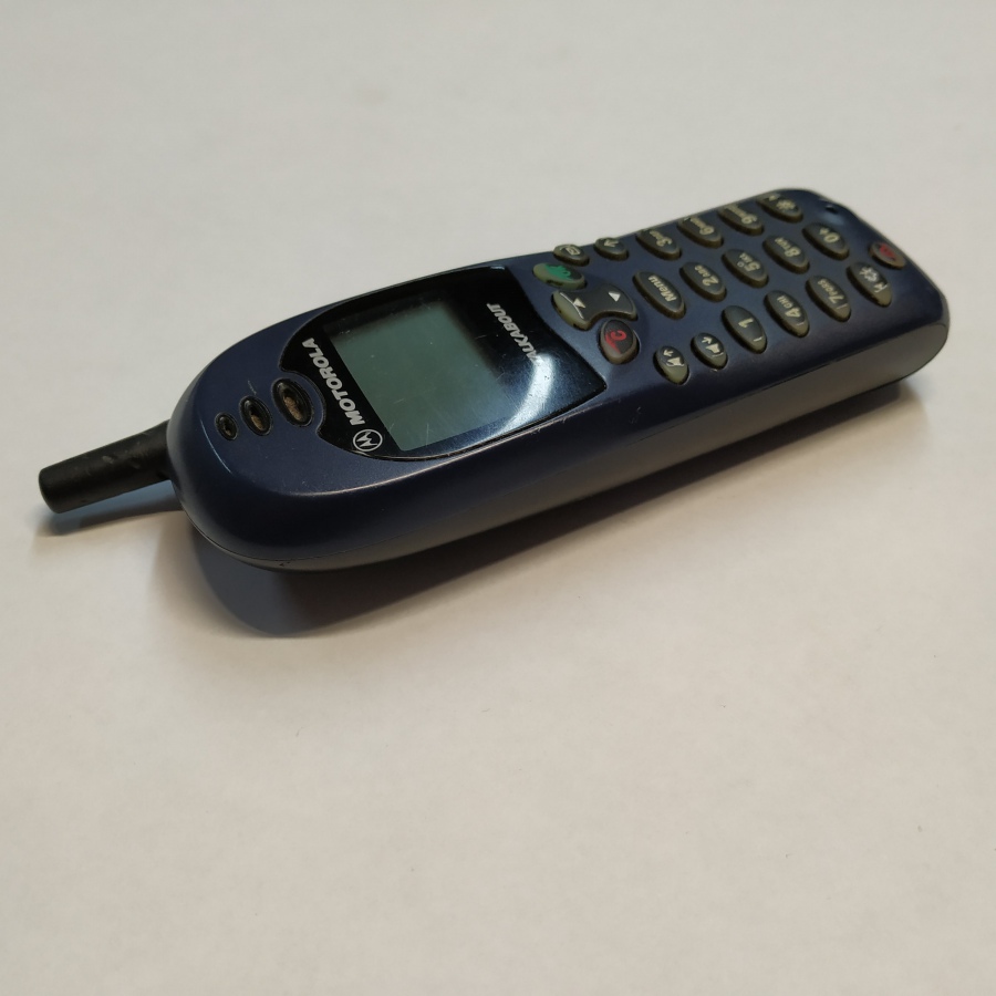 Первые сотовые телефоны. Motorola t180 CDMA. Motorola сотовый 1995. Сотовый телефон Моторола т 180. Motorola 1997.