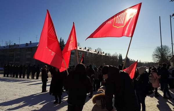В Обнинске активисты РО ПВО возложили цветы к Вечному огню В Обнинске активисты РО ПВО возложили цветы к Вечному огню
