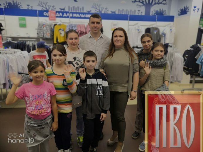 Патриоты Великого Отечества собирают детей в школу Патриоты Великого Отечества собирают детей в школу