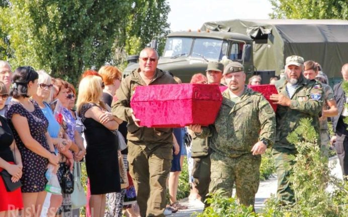 В ДНР торжественно перезахоронили останки красноармейцев, обнаруженных поисковиками В ДНР торжественно перезахоронили останки красноармейцев, обнаруженных поисковиками