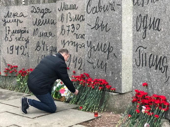 Цветы в память погибшим детям Ленинграда