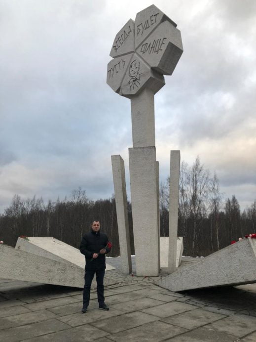 Цветы в память погибшим детям Ленинграда