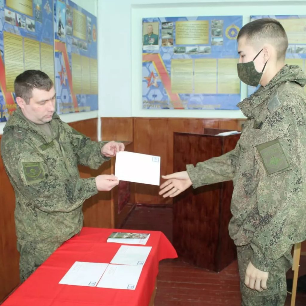 Участники конкурса "Письмо солдату" получили благодарственные письма и призы