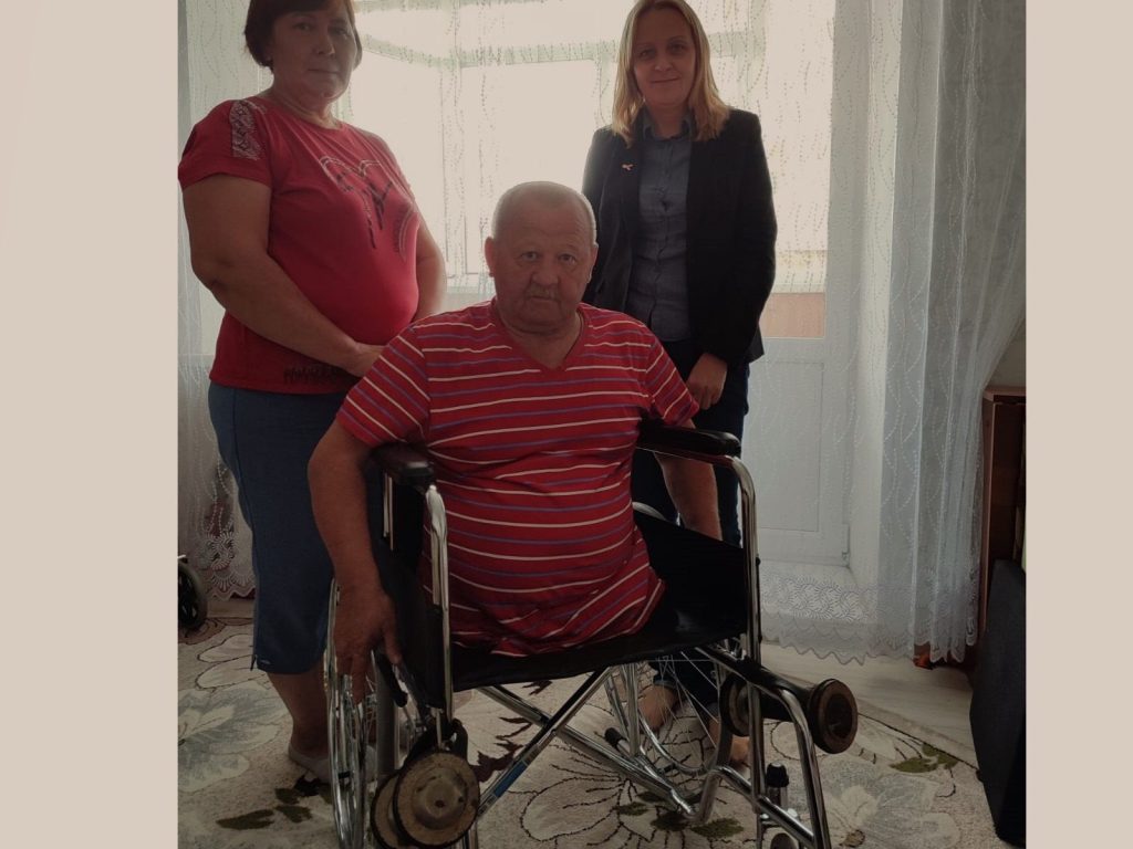 Волонтёры помогли земляку — подарили инвалидную коляску