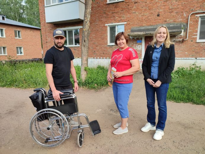 Волонтёры помогли земляку — подарили инвалидную коляску