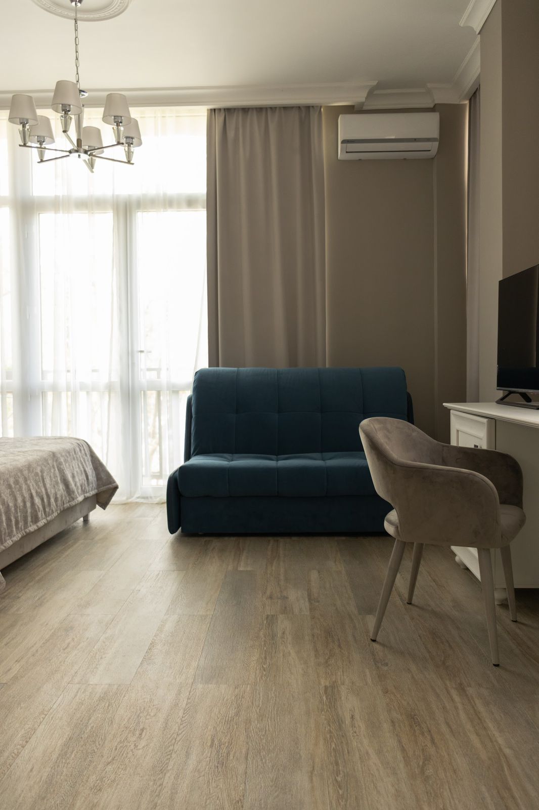 Номер Делюкс с кроватью King-Size и диваном (с французским балконом)