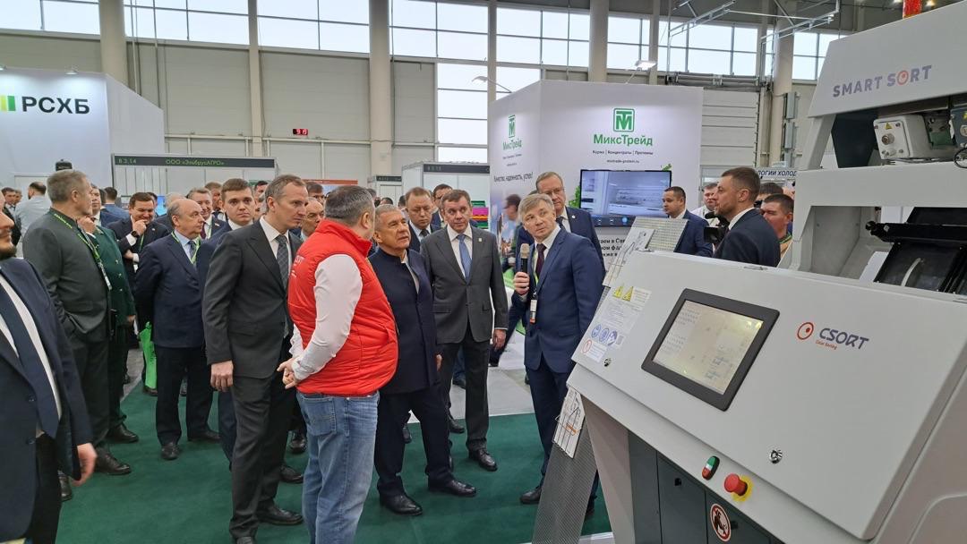Глава Татарстана побывал на стенде «СиСорт» на выставке в Казани
