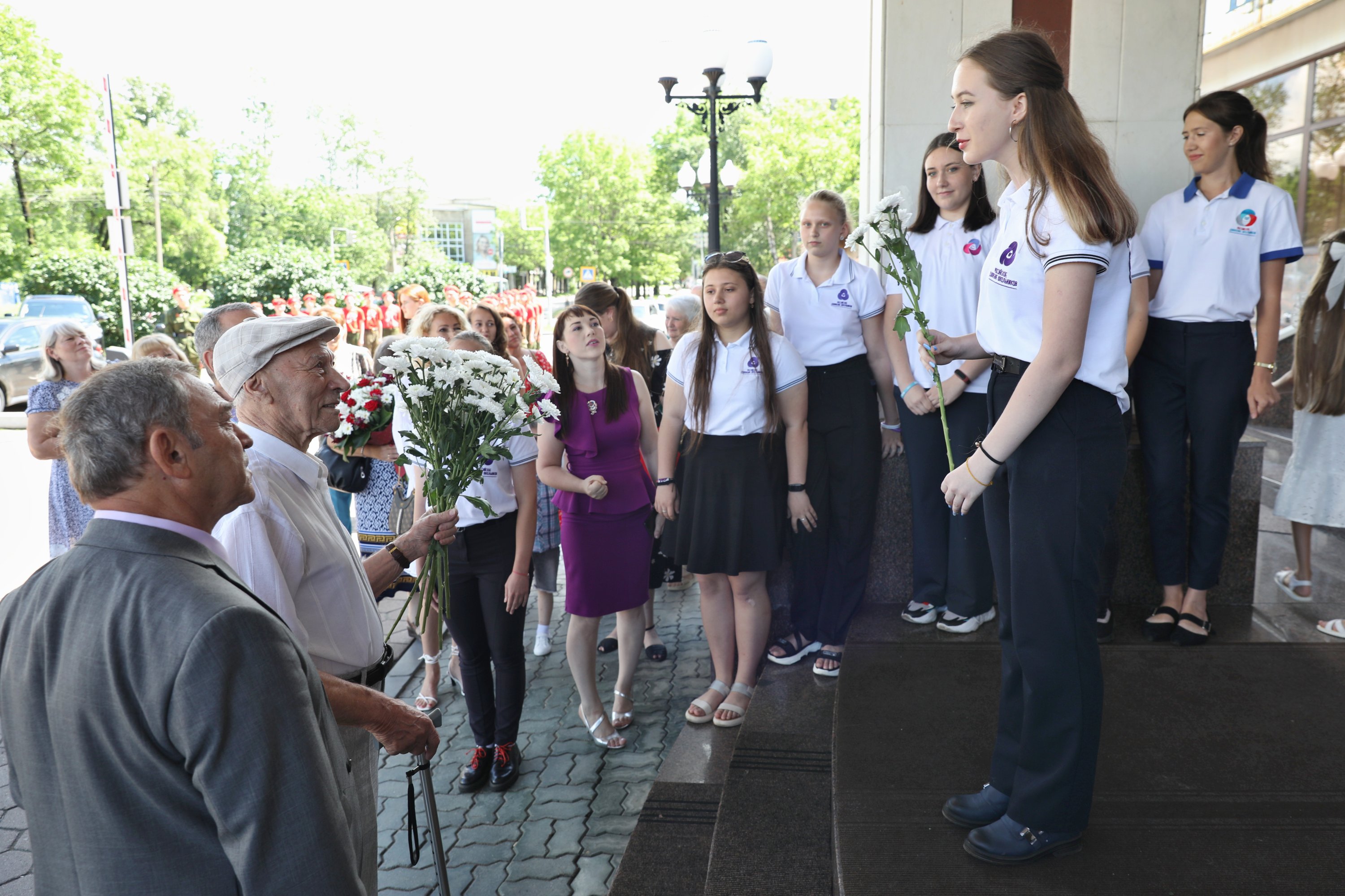 Активисты РДШ в ЕАО поздравили ветерана Великой Отечественной войны со 100-летием!