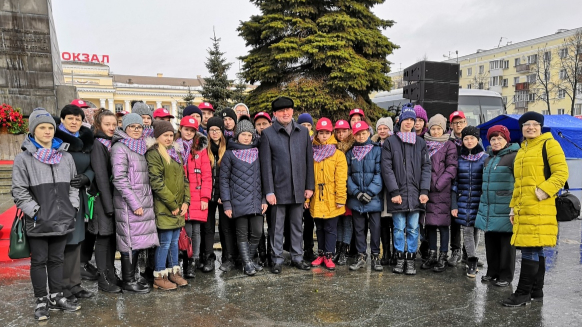 Школьники Екатеринбурга почтили память бойцов Уральского добровольческого танкового корпуса