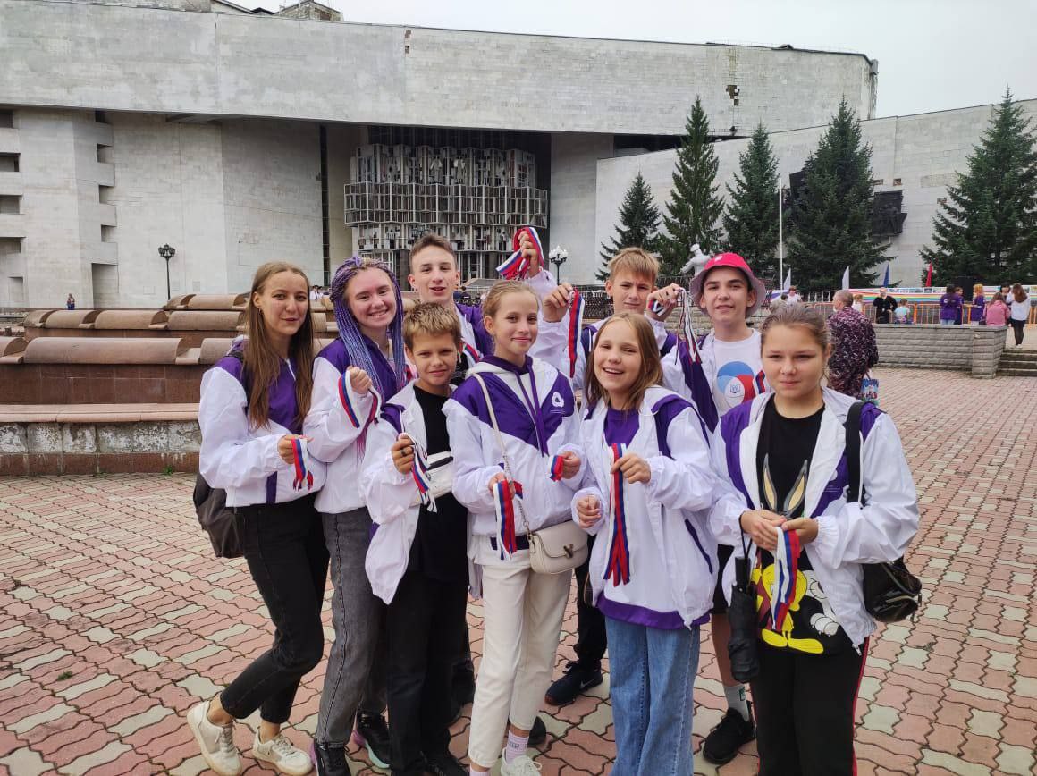 Активисты РДШ ЕАО приняли участие в акции ко Дню государственного флага