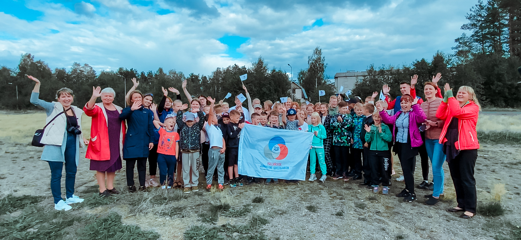 В День знаний к школьникам из Эссойлы приехала команда РДШ совместно с вожатыми, чтобы провести Первосентябрьский микс