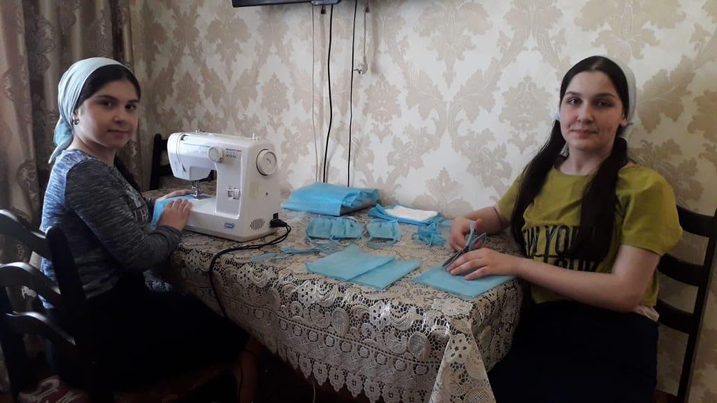 Школьники Чеченской Республики шьют маски для местных медицинских учреждений