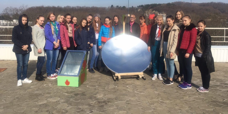Участники «Слёта юных экологов» построили солнечную кухню