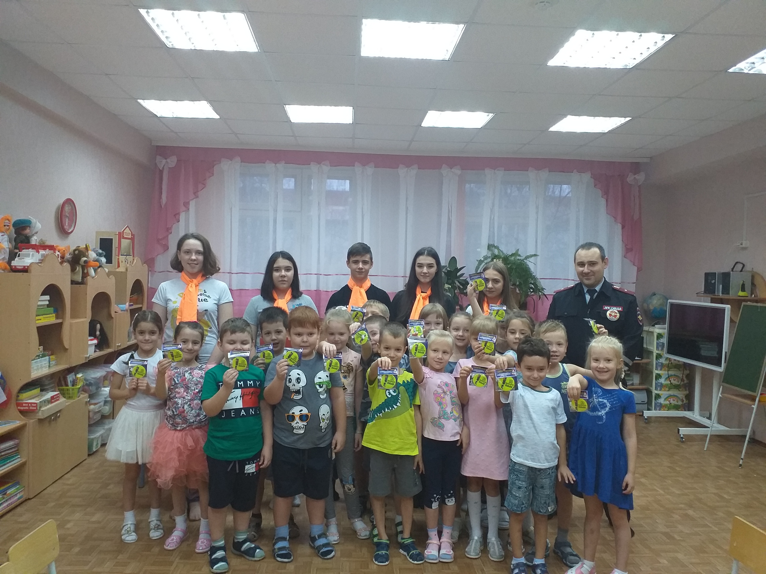 Активисты РДШ Ямало-Ненецкого автономного округа научили детей безопасному поведению на дороге