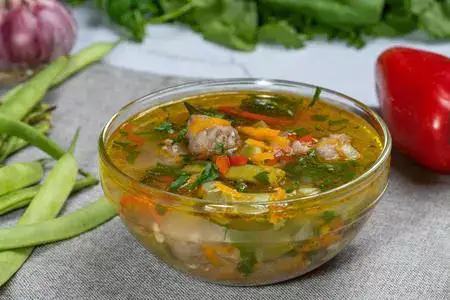 Суп с мясными фрикадельками и стручковой фасолью